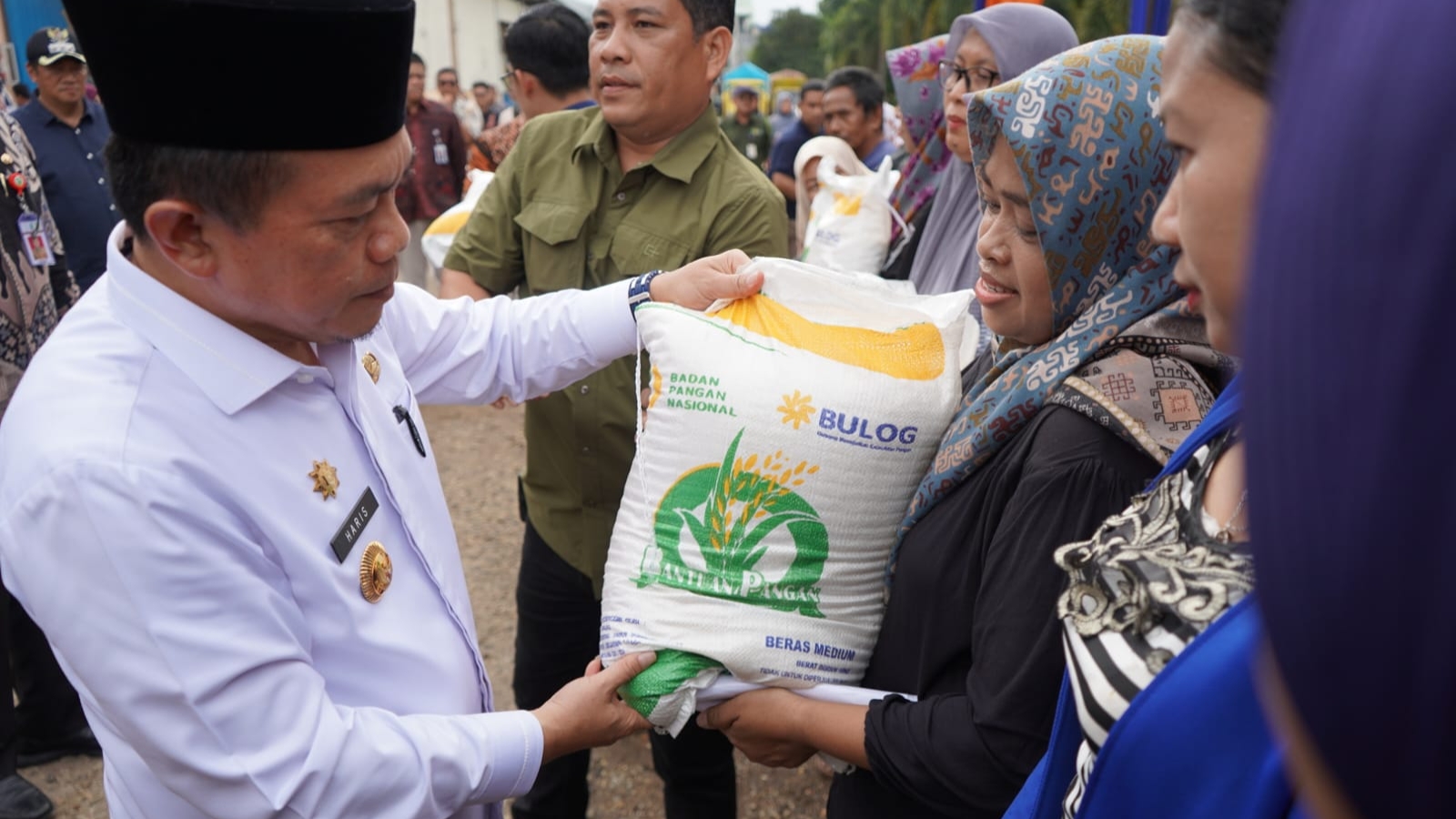 Al Haris dampingi Menko Airlangga salurkan bantuan beras di Bulog Jambi, Sabtu (27/1)