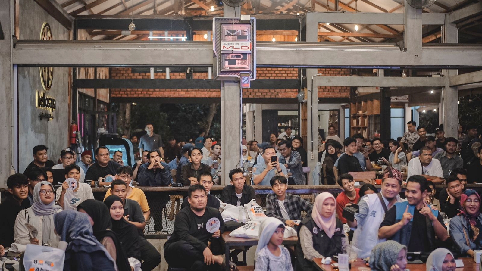 Nobar bersama debat Pilpres pamungkas di HelloSapa, Minggu malam (4/2)