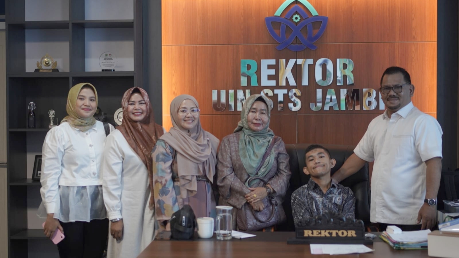 Dimas Dwi Putra bersama Rektor UIN Jambi, Prof Asad Isma 