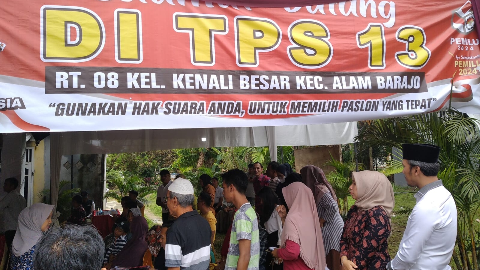 Edi Purwanto salurkan hak suara di TPS 13 Kenali Besar, Rabu (14/2)