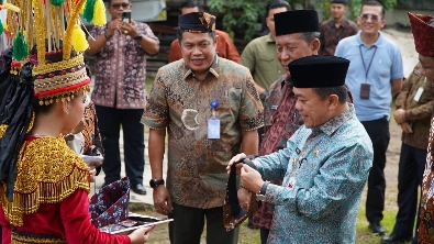 Al Haris didampingi Abdullah Sani resmikan studio multipurpose RRI Jambi