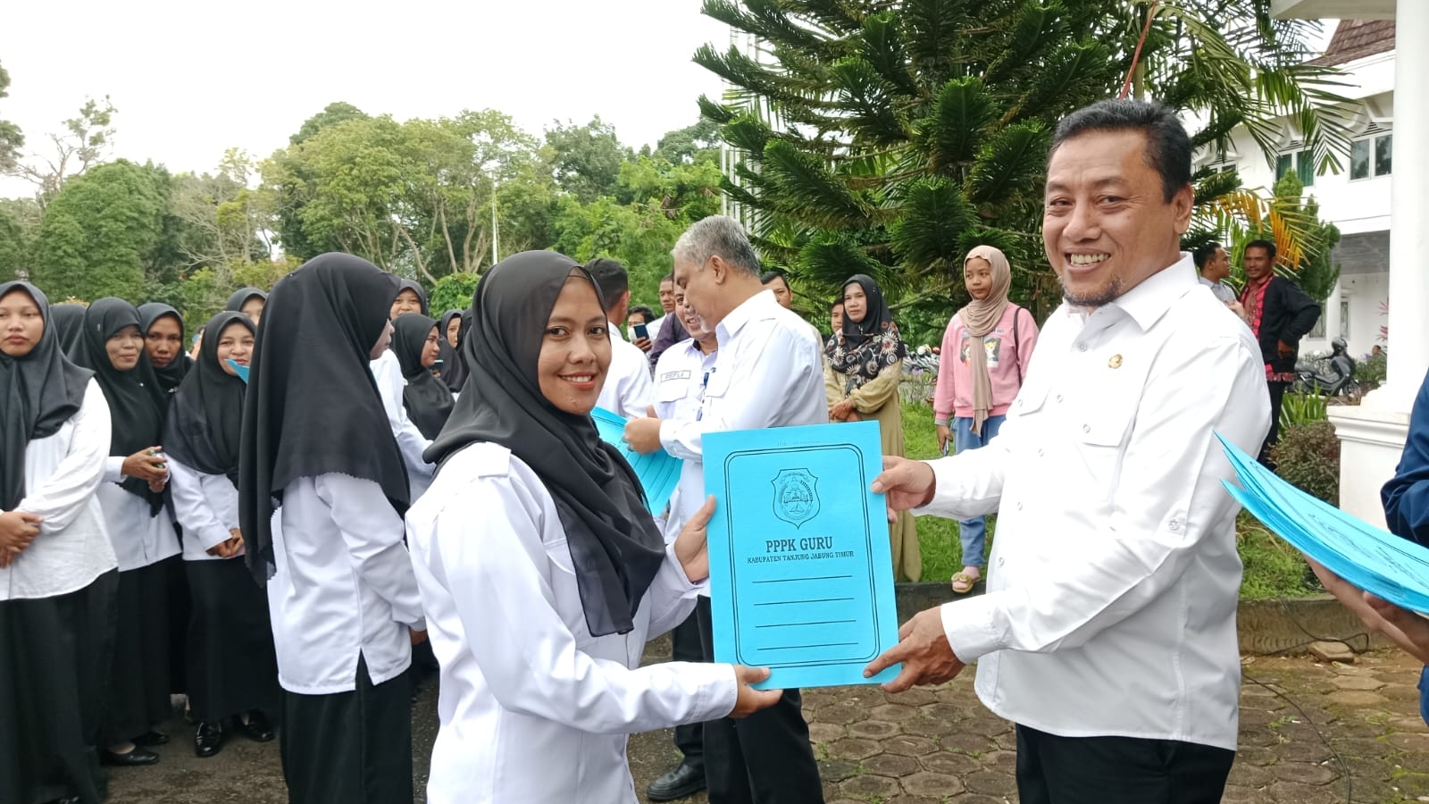 Ida Triratnasari saat menerima SK PPPK, Rabu (28/2)