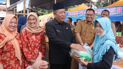 Abdullah Sani saat pembukaan Bazar Ramadhan 1445 H DWP Provinsi Jambi, Selasa (5/3)