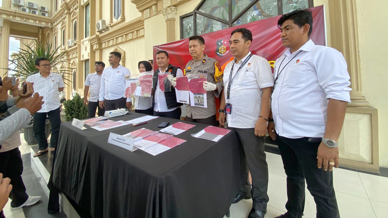 Suami istri pelaku kejahatan dengan modus jastip ditangkap Ditreskrimsus Polda Jambi, Rabu (6/3)