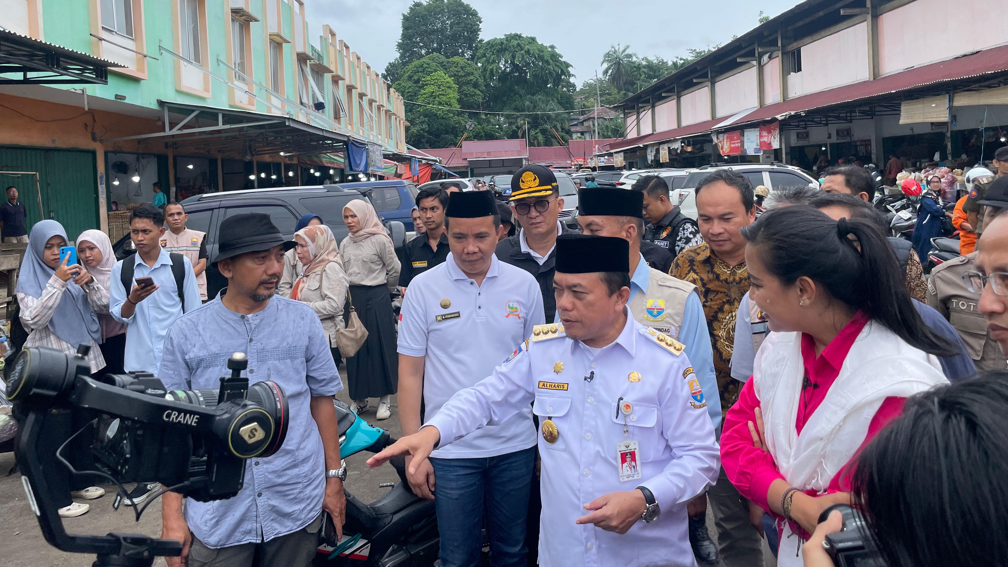  Al Haris pantau langsung harga sembako di Pasar Angso Duo Baru Jambi, Jumat (8/3)