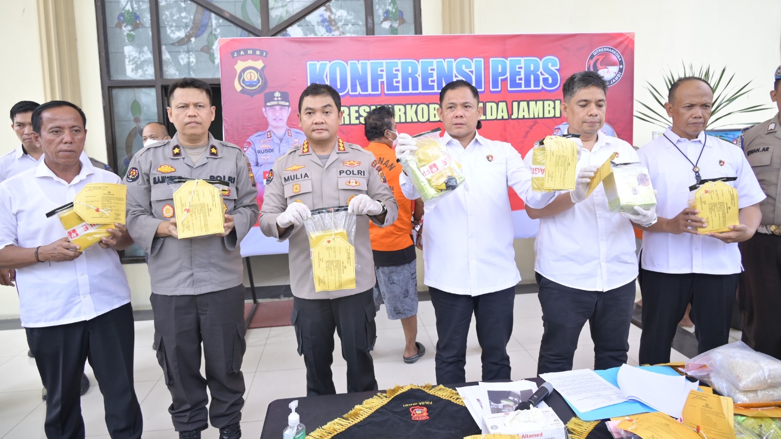 Konfrensi pers penangkapan tiga pelaku 10 kilogram narkotika jenis sabu, Senin (18/3)