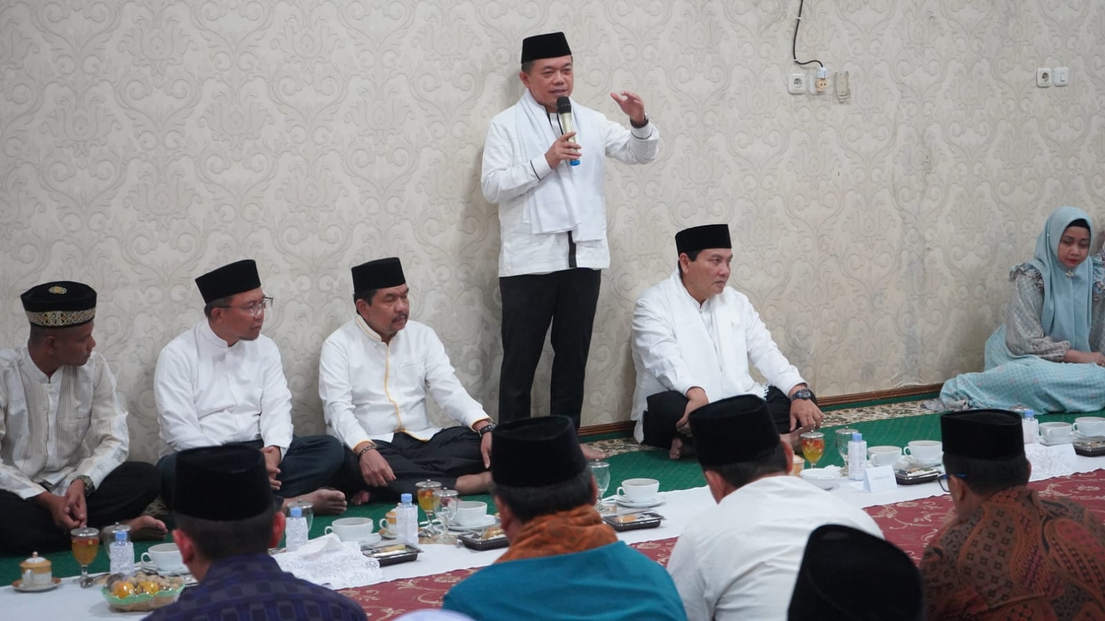 Al Haris serahkan tali asih bagi PNS Purnabakti Pemprov Jambi yang Berada di Sarolagun