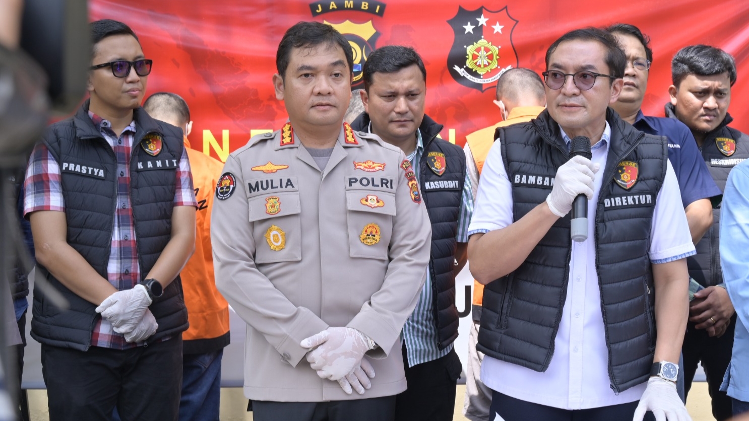 Kombes Pol. Bambang Yudo P didampingi Kombes Pol Mulia Prianto saat konferensi pers, Selasa (19/3)