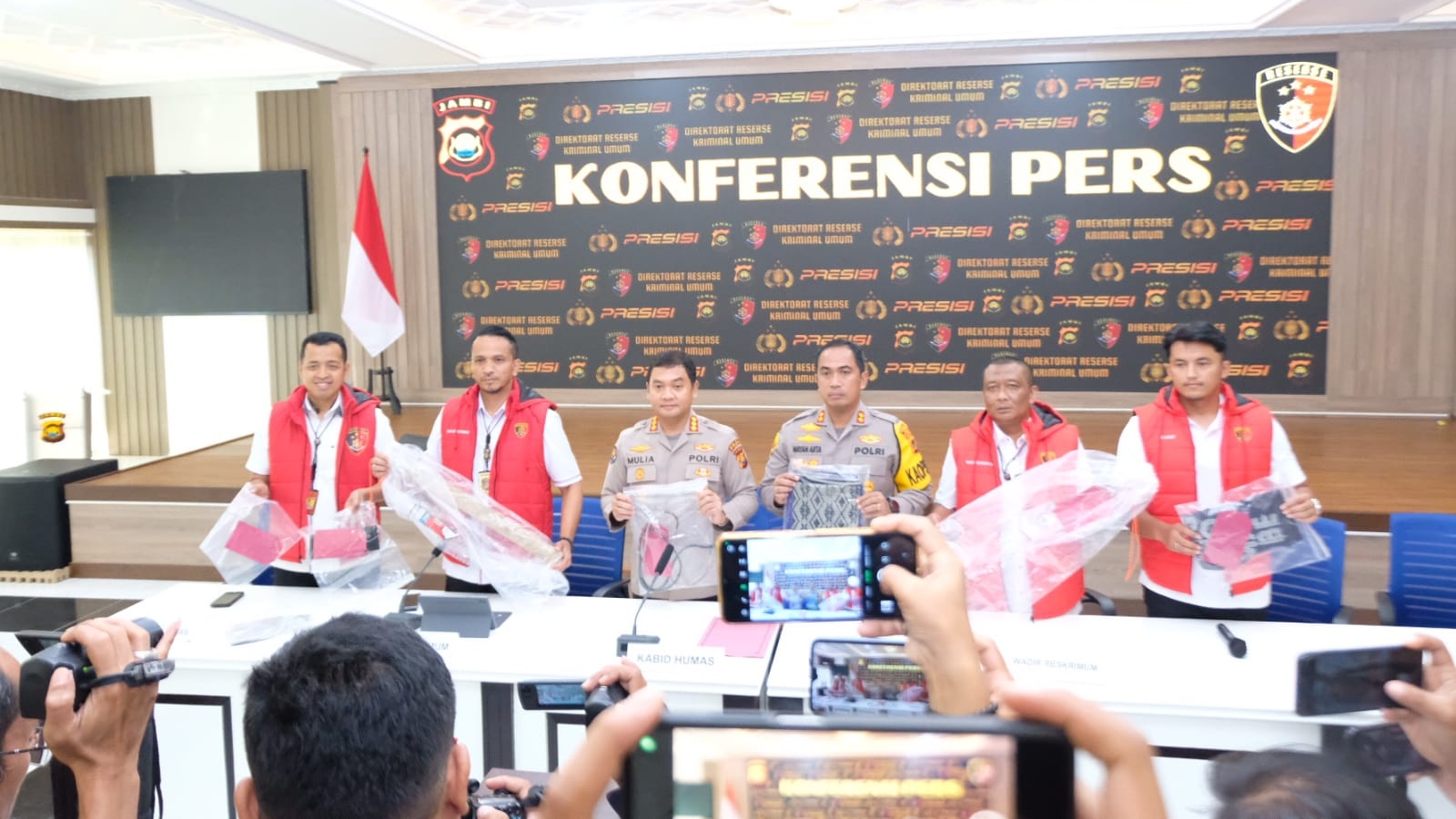Polda Jambi saat menggelar konferensi pers meninggalnya santri di Tebo, Sabtu (23/3)
