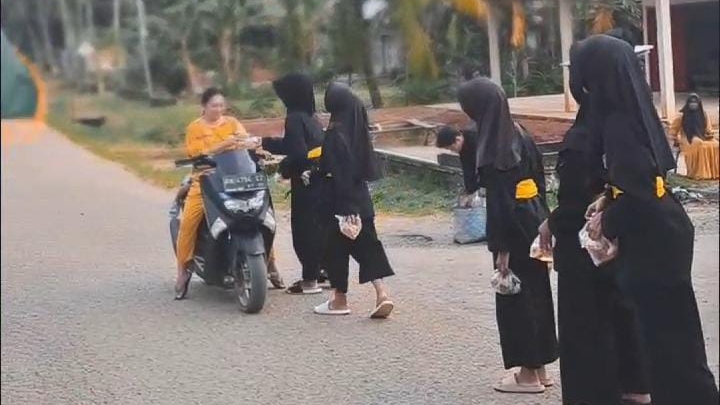 Santri Pagar Nusa Tebo berbagi takjil