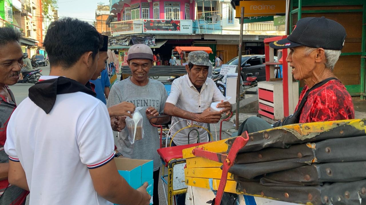 MAPALA Pamsaka berbagi takjil, Sabtu (23/3)
