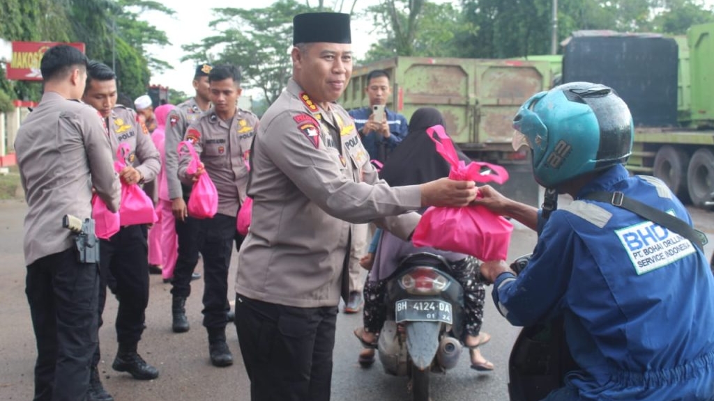 Dansat Brimob Polda Jambi bersama Bhayangkari bagikan takjil ke warga jelang buka piasa, Senin (25/3
