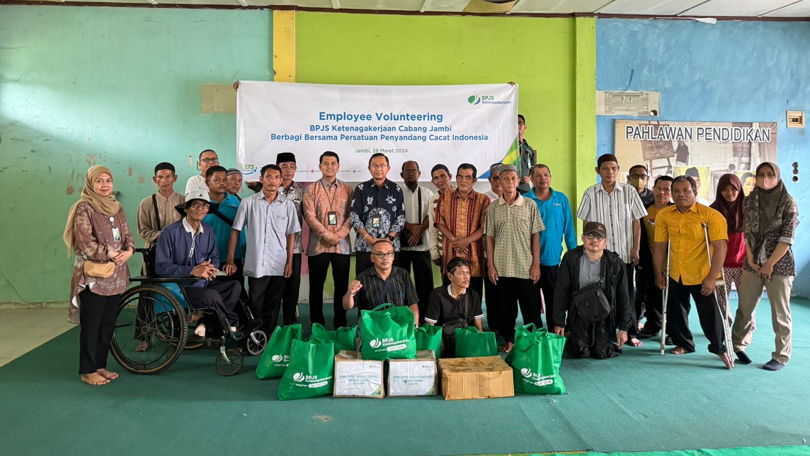 BPJS Ketenagakerjaan Jambi bagikan peket sembako untuk penyandang cacat, Kamis (28/3)