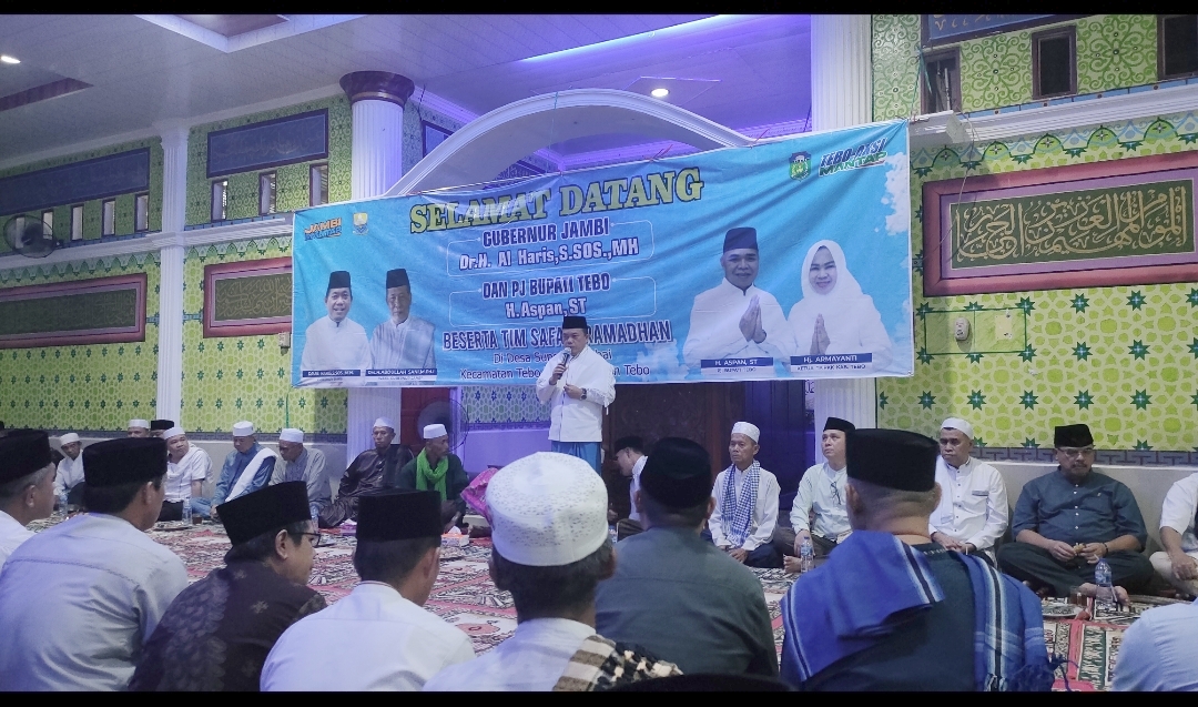 Al Haris saat sholat tarawih bersama warga Sungai Rambai, Kamis malam (28/3)