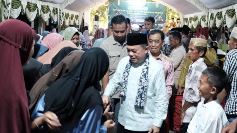 Al Haris saat hadiri harlah ke 50 IKPMS 2024 di Simbur Naik Tanjab Timur, Minggu malam (14/4)