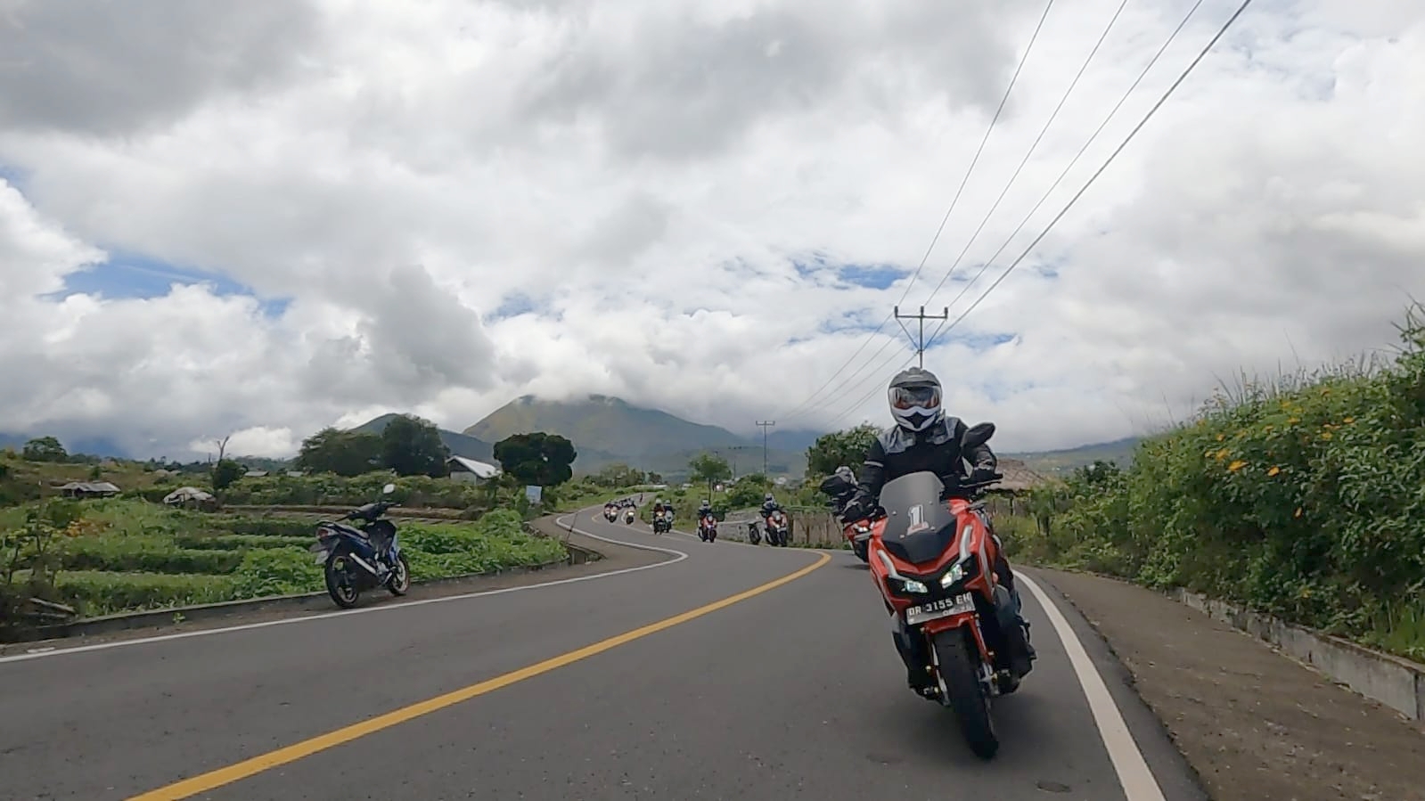 Ilustrasi pengendara motor 