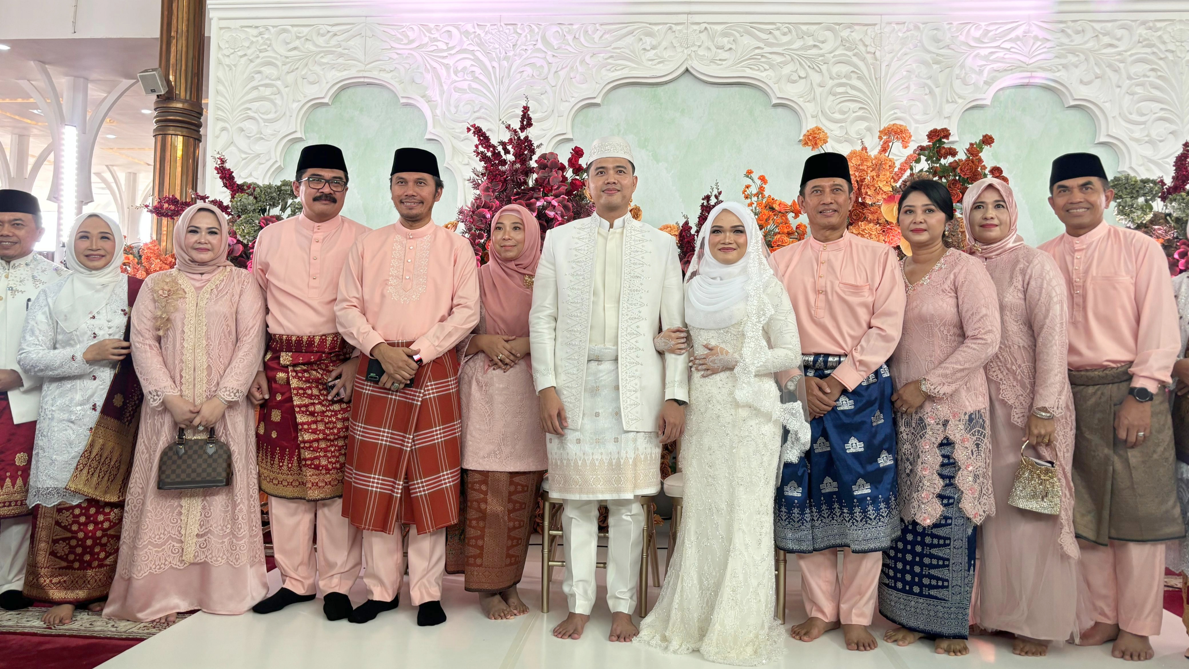Edi Purwanto beserta istri saat hadiri pernikahan putri Gubernur Jambi, Jumat (19/4)