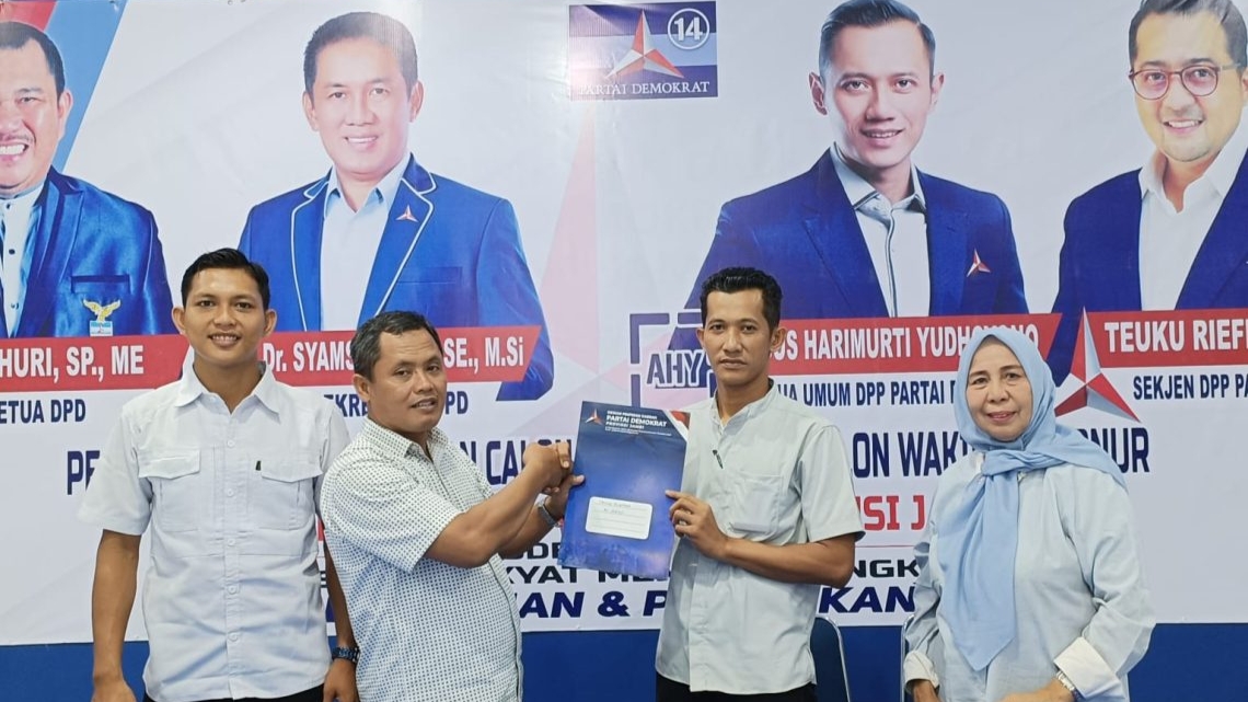 Utusan Al Haris saat mengambil formulir di Sekretariat DPD Demokrat Provinsi Jambi 