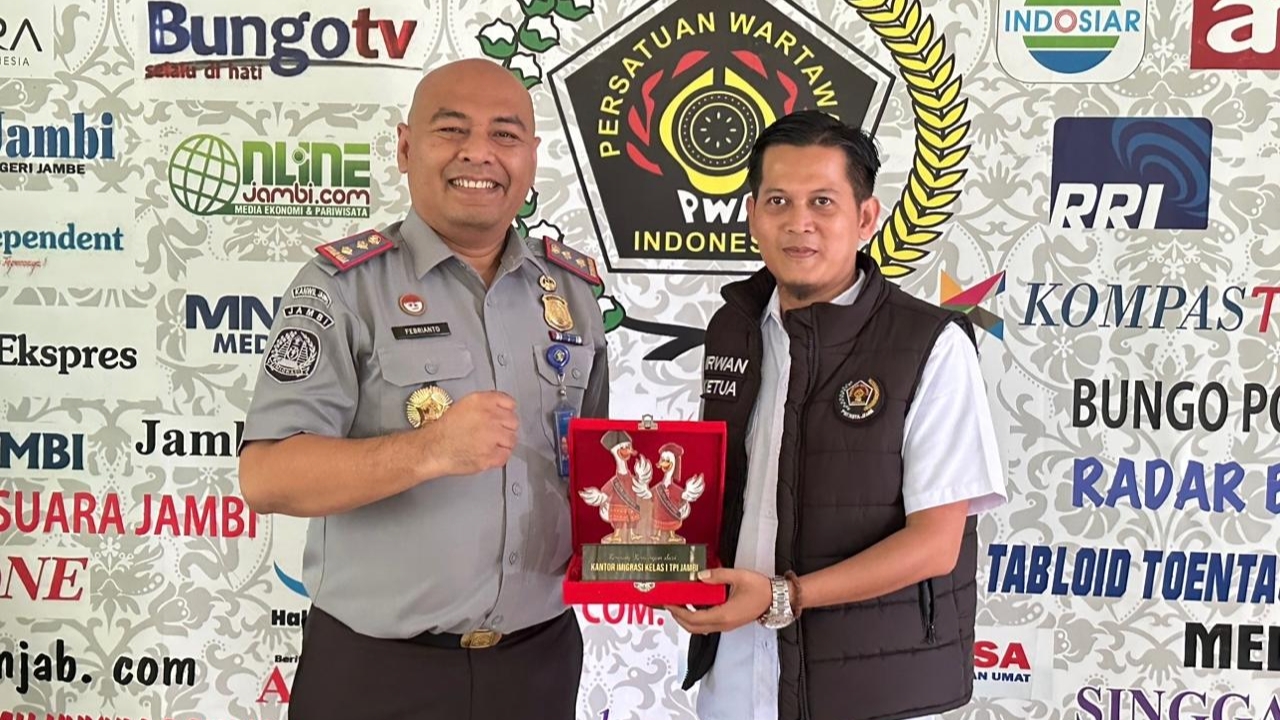 Kepala Kantor Imigrasi Imigrasi kelas I TPI, Ari Febrianto dan Ketua PWI Kota Jambi, Irwansyah 