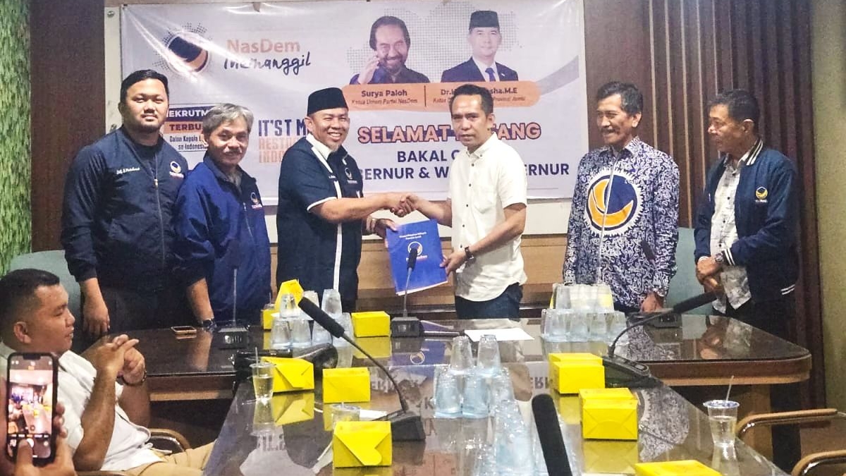 Hasan Mabruri saat ambil formulir Al Haris sebagai Cagub di DPW NasDem Provinsi Jambi, Rabu (1/5)