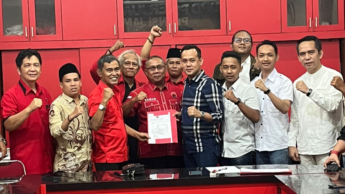 Hasan Mabruri bersama Tim Milenial saat ambil formulir pendaftaran Cagub Al Haris di PDIP