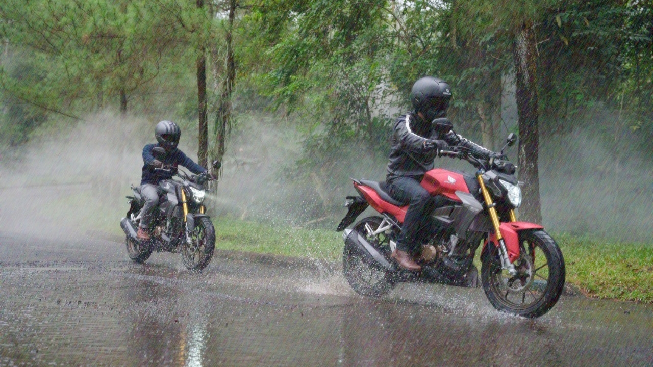 Tips cegah aquaplaning saat berkendara