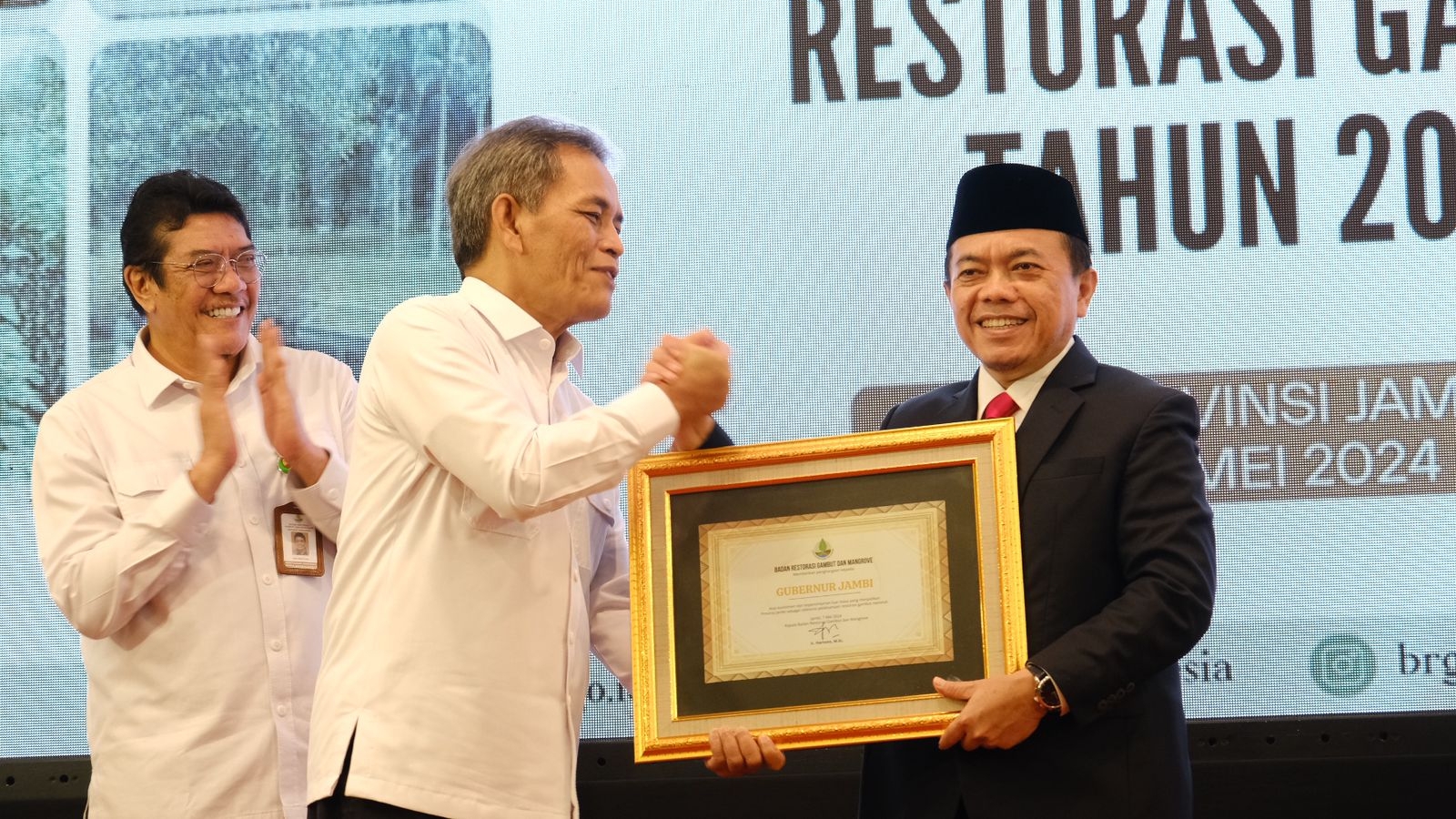 Al Haris saat terima penghargaan BRGM 