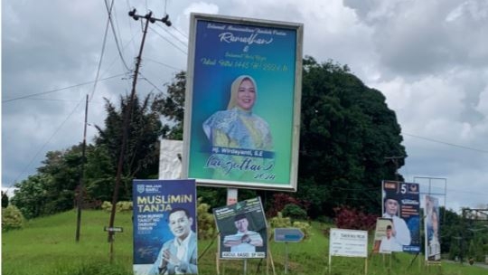 Baleho istri Romi maju di Pilbup Tanjab Timur 2024