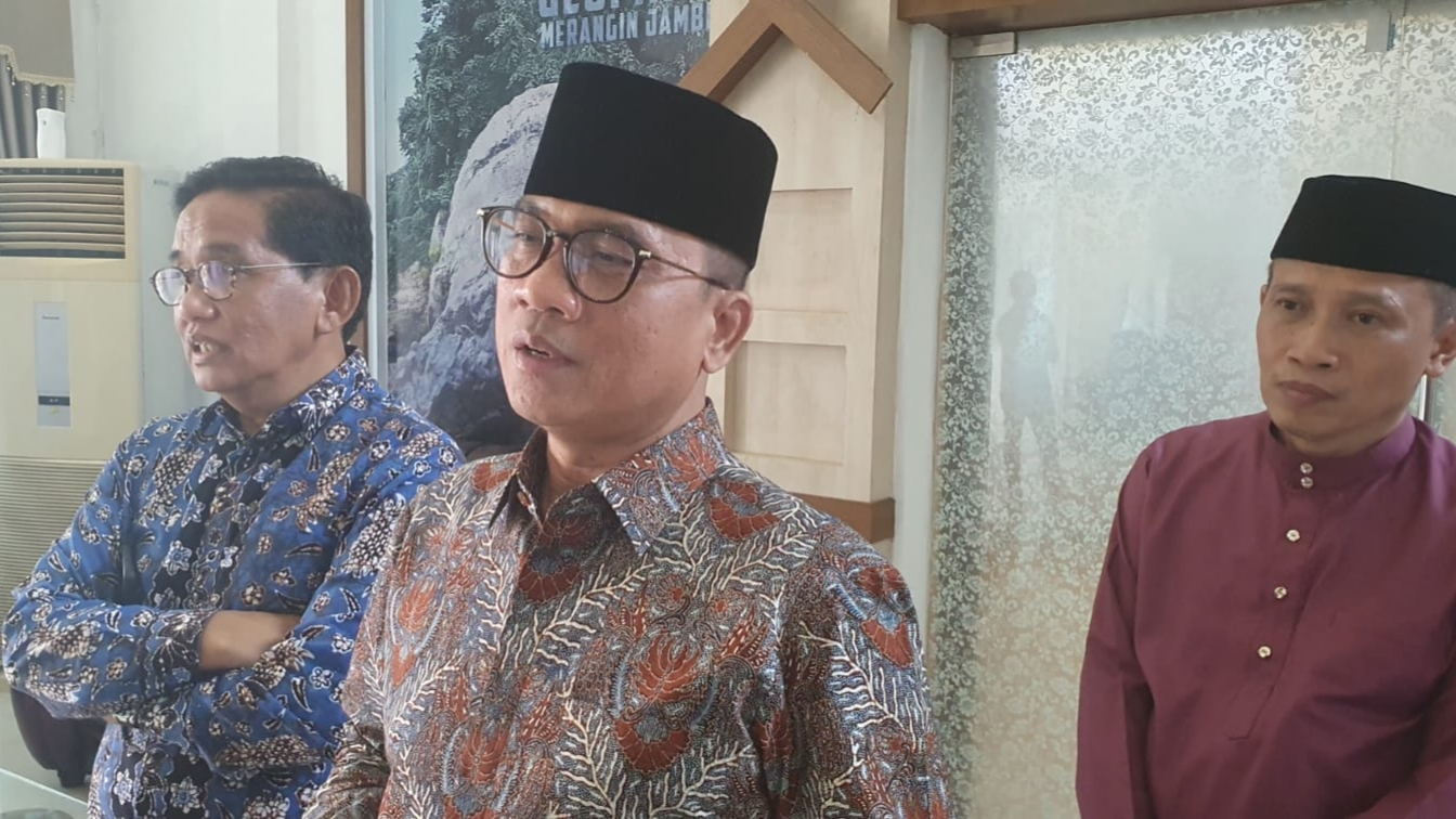 Wakil Ketua Umum DPP PAN, Yandri Susanto (tengah)