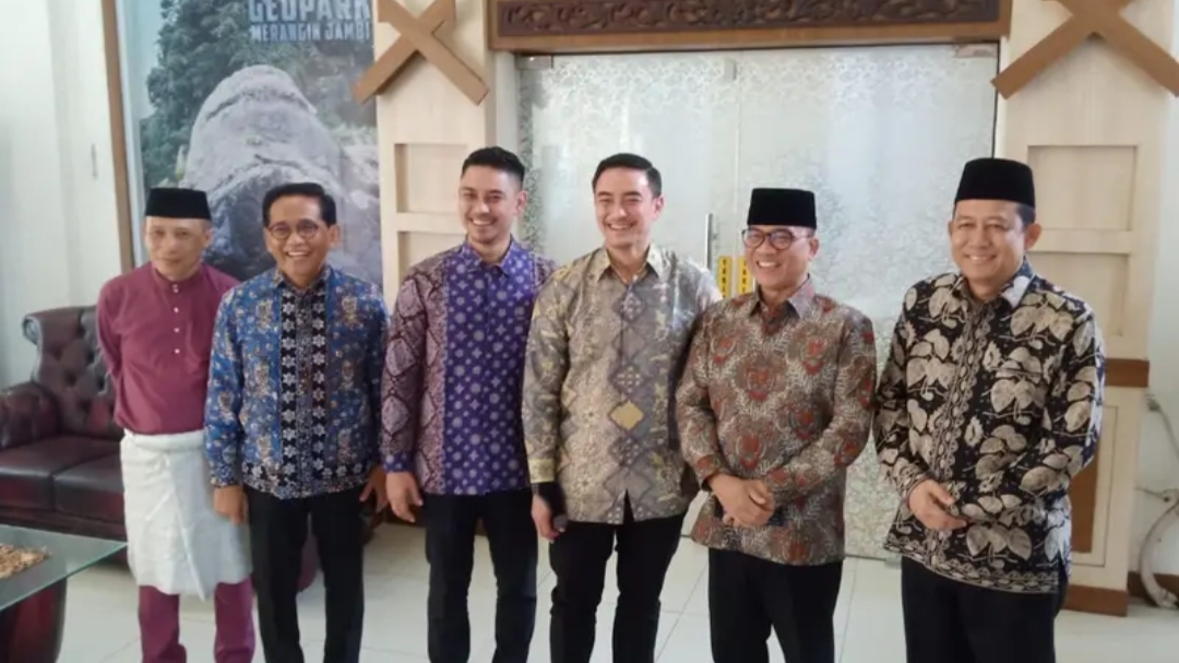 Yandri Susanto (dua dari kiri) bersama Zumi Zola, Zumi Laza, H Bakri, Madian dan BBS