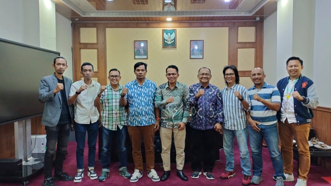 Pengurus SMSI Provinsi Jambi saat silaturahmi dengan Rektor UNJA, Prof Helmi Ganta