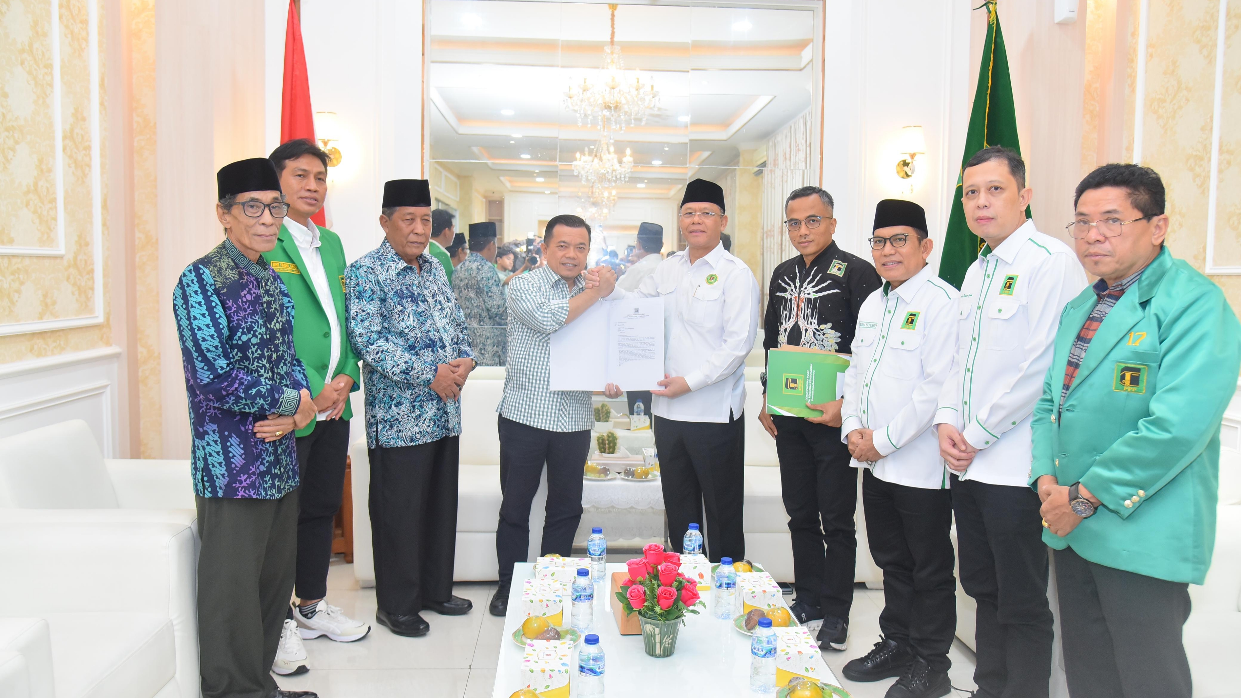Ketum PPP serahkan SK mengusung Haris-Sani di Pilgub Jambi 2024, Rabu (22/5)