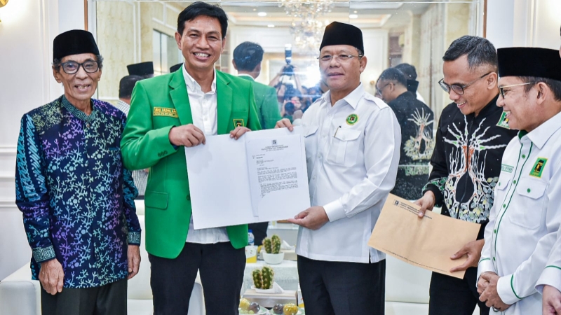Plt Ketum PPP saat serahkan SK Rekomendasi ke Fadhil-Bakhtiar maju di Pilbup Batanghari 2024