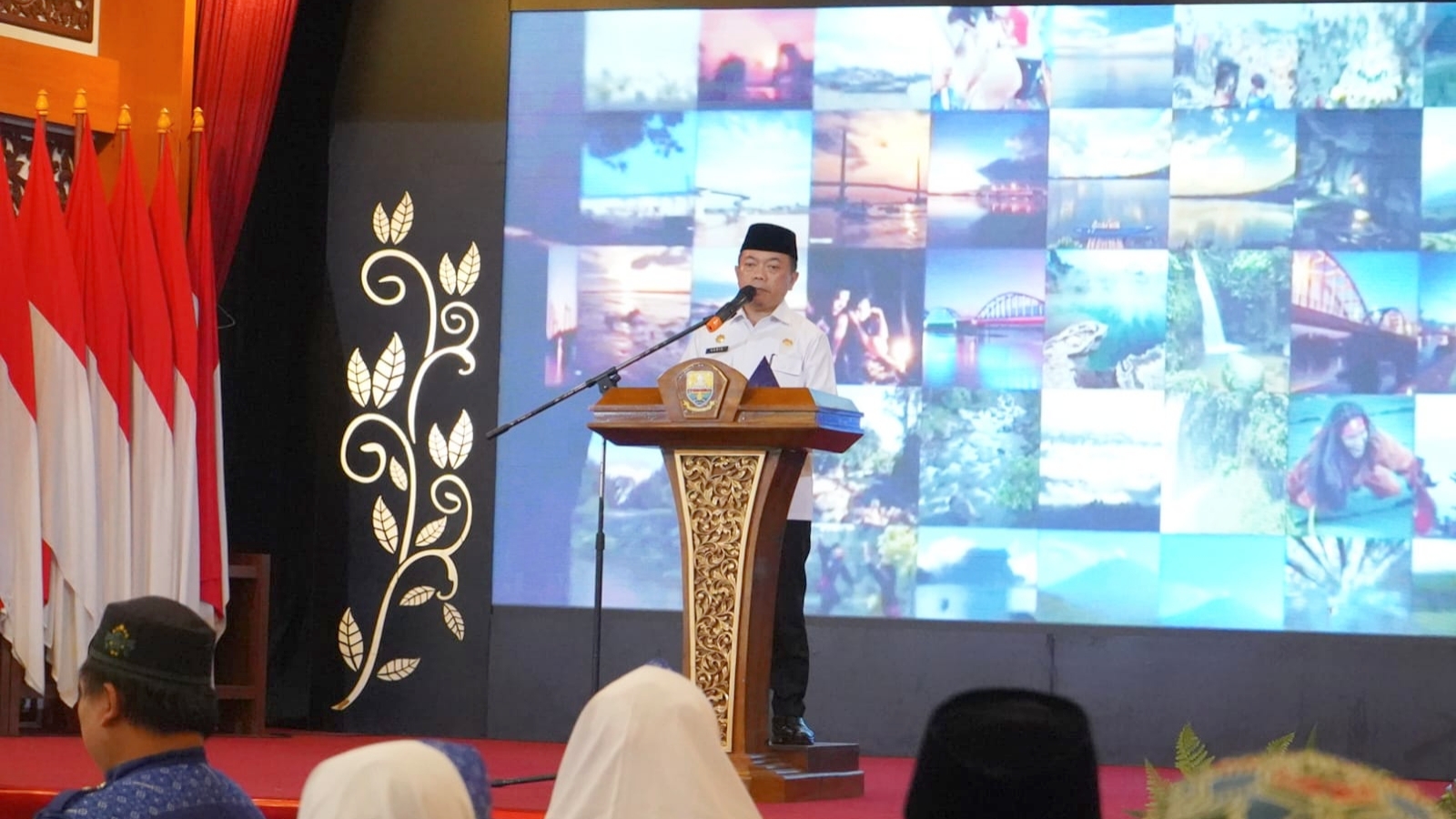 Al Haris saat melepas 87 calon jamaah haji plus PT Arminareka Perdana, Sabtu (25/5)