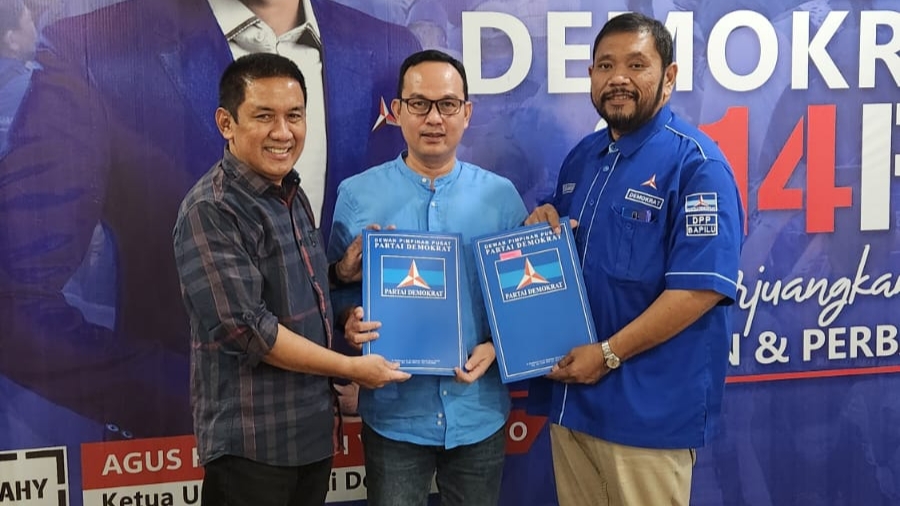 Aang Purnama didampingi Syamsurizal saat terima rekomendasi dari DPP Demokrat, Rabu (29/5)