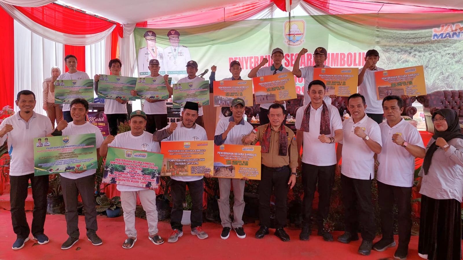 Al Haris saat penyerahan bantuan Dumiseke perkebunan 