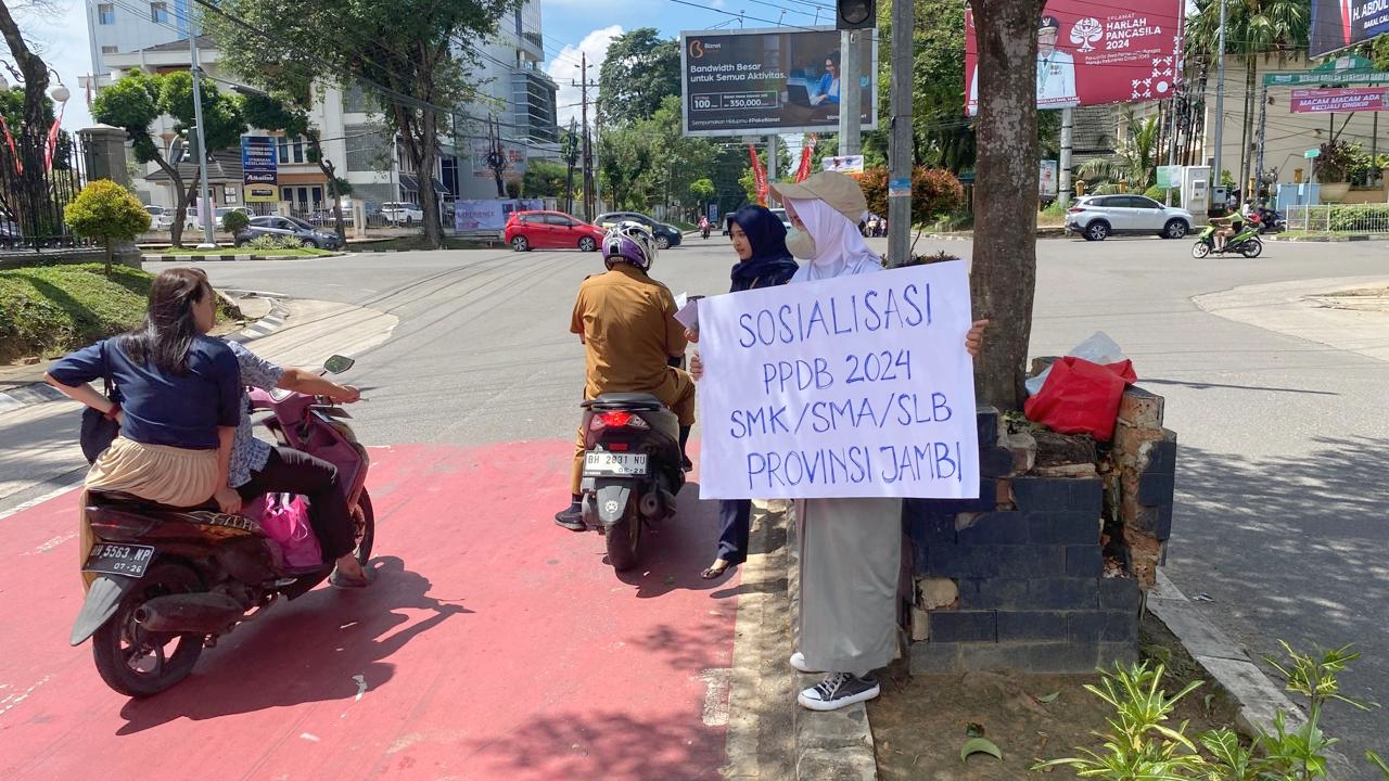 Disdik Jambi sosialisasikan PPDB 2024 dengan bagikan brosur ke pengendara, Senin (3/6)