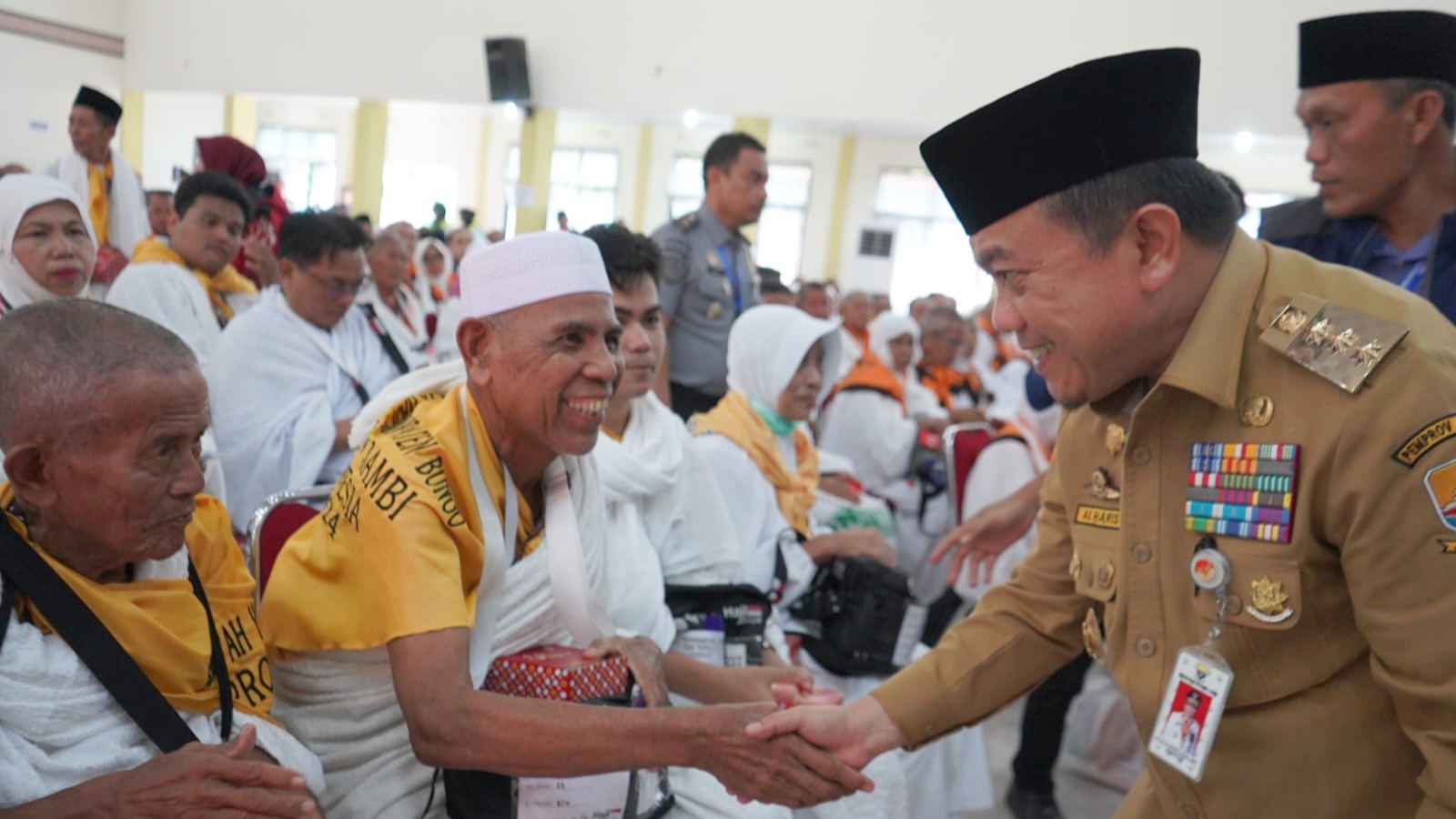 Al Haris lepas JCH Kloter 23 di Asrama Haji Kota Jambi, Selasa (4/6)