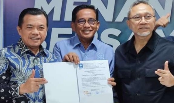 Al Haris didampingi H Bakri terima SK dukungan PAN yanng diserahkan Zulhas, Kamis (6/6)