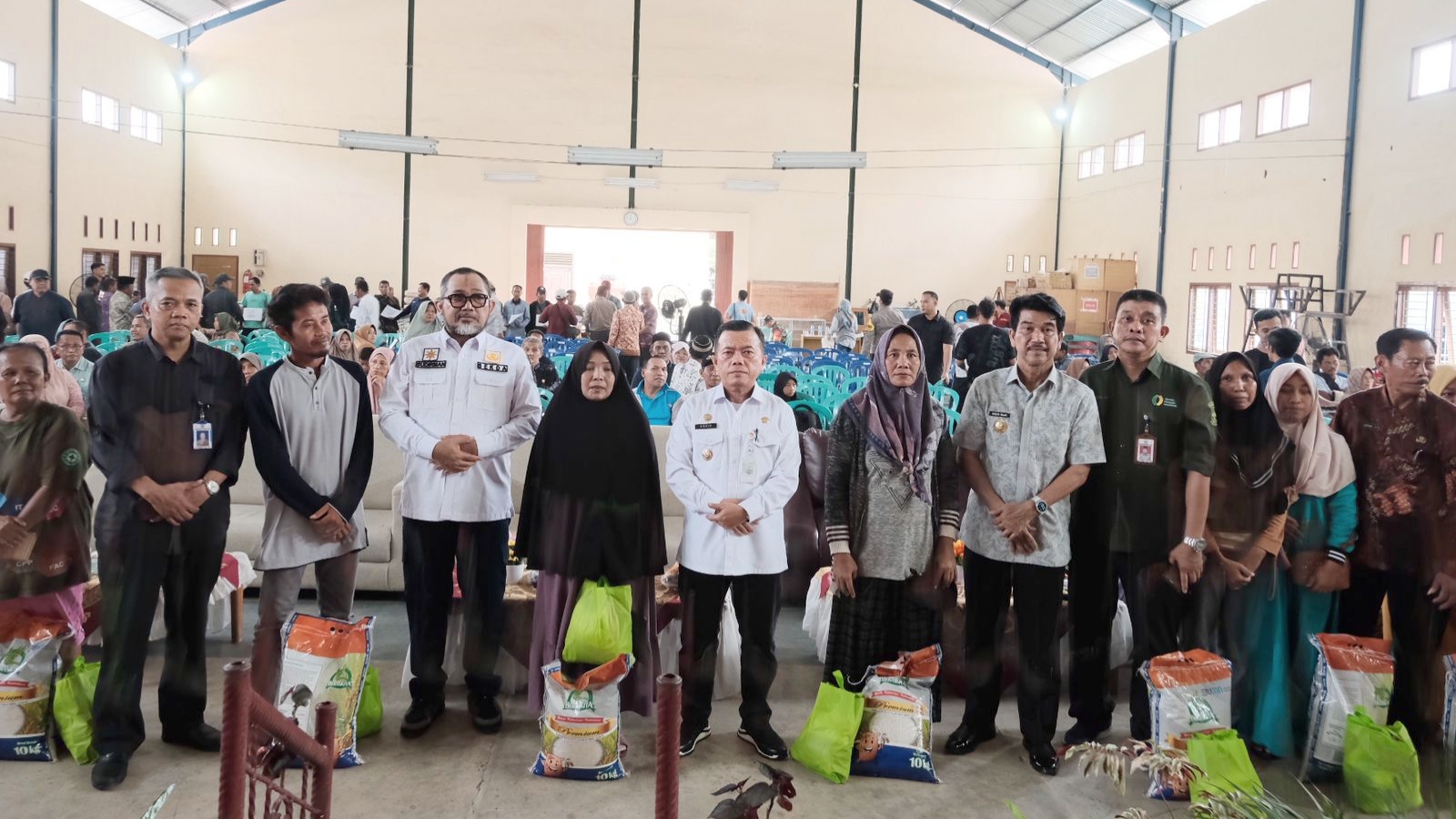 Al Haris saat pembukaan gerakan pangan murah di Desa Tangkit, Muaro Jambi, Sabtu (15/6)