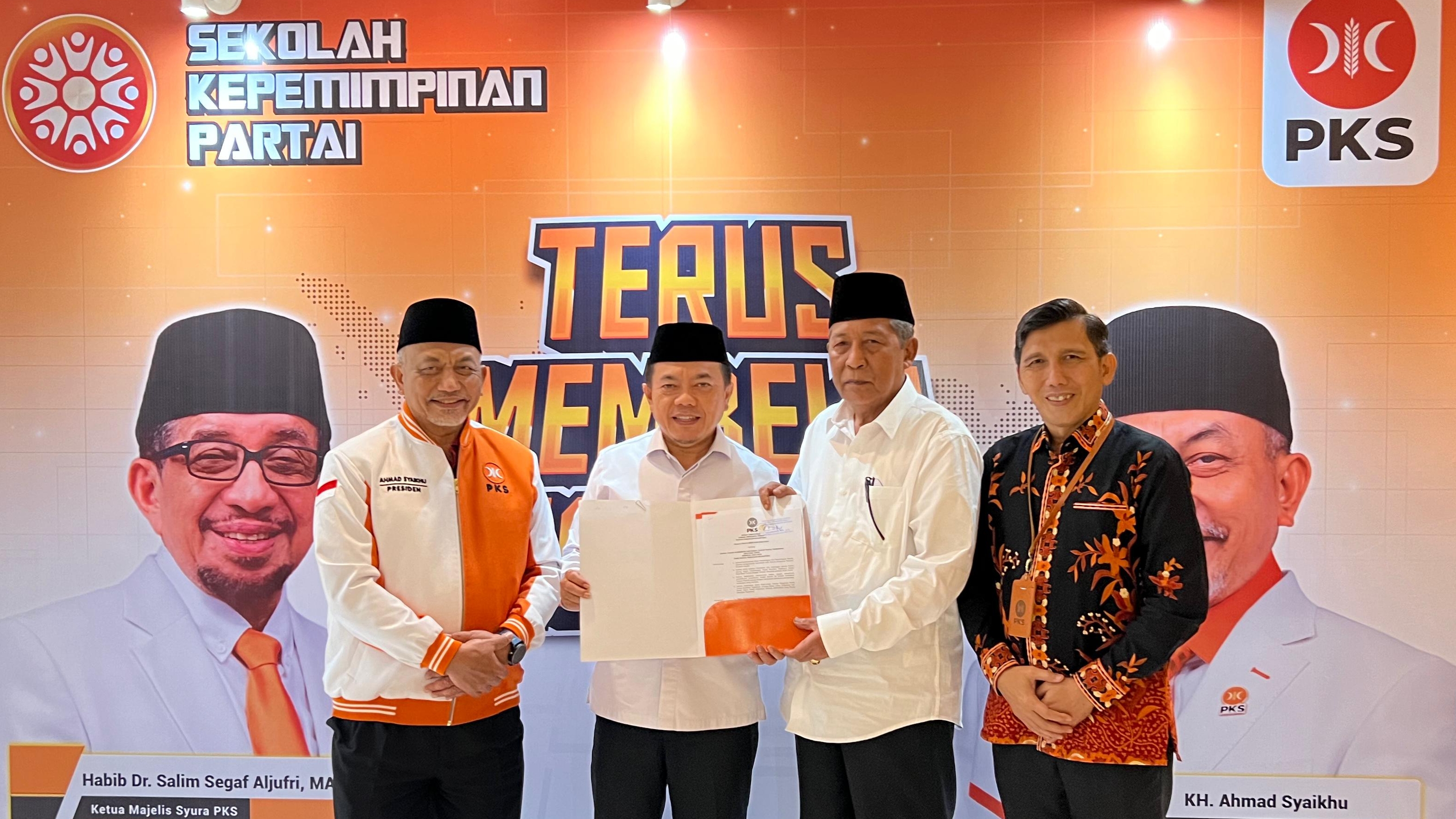 Presiden PKS saat serahkan rekomendasi ke Haris-Sani, Selasa (25/6) malam