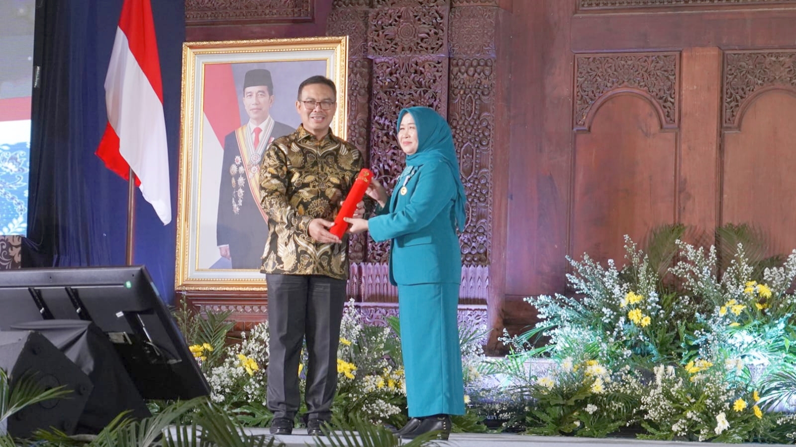 Al Haris dan Hesti Haris dianugerahi penghargaan Manggala Karya Kencana