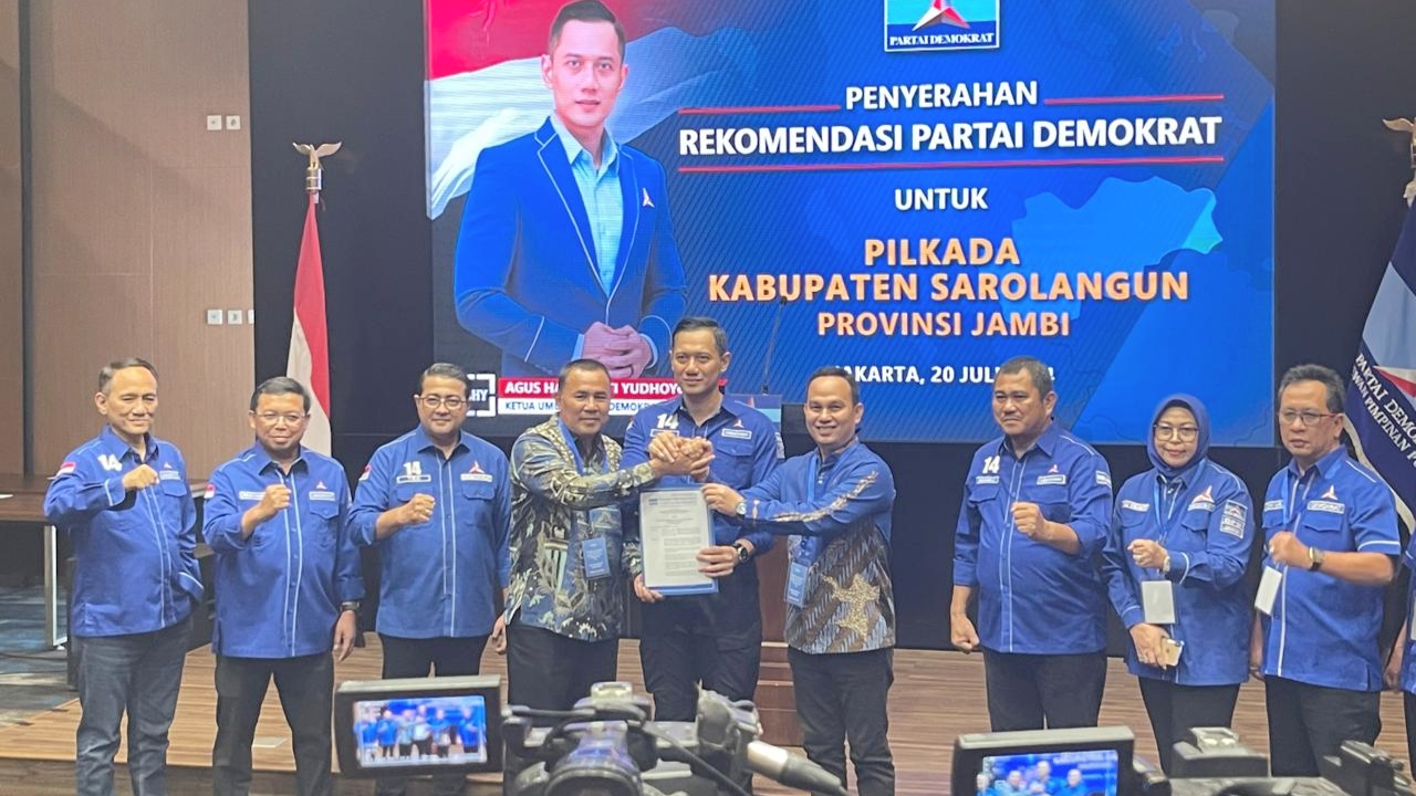 AHY saat serahkan SK rekomendasi ke pasangan Hilal-Aang di Pilbup Sarolangun 2024, Sabtu (20/7)