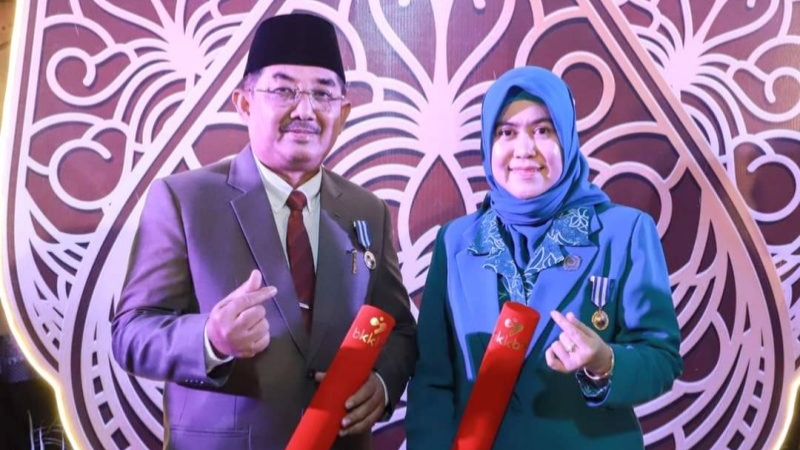 Anwar Sadat dan istri 