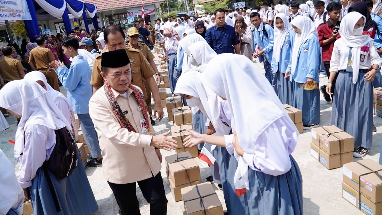 Al Haris serahkan bantuan Dumisake pendidikan di Muaro Jambi, Selasa (30/7)