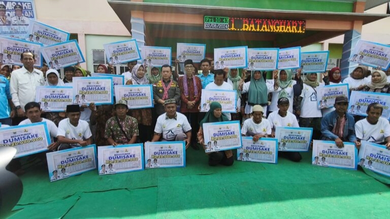 Al Haris serahkan bantuan Dumisake bernilai miliaran rupiah untuk warga Batanghari, Jumat (2/8)