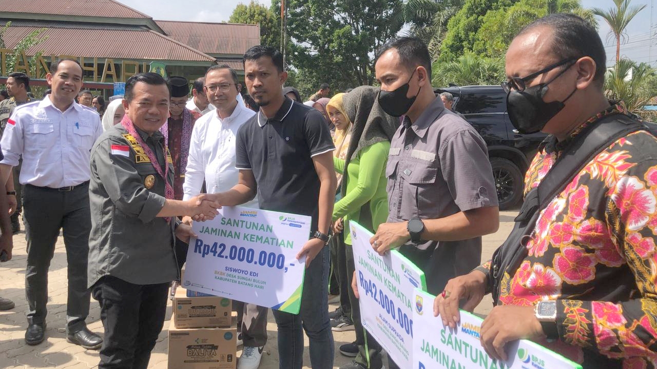 Al Haris serahkan santunan jaminan kematian program BKBK