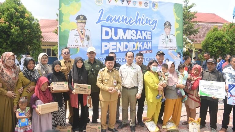 Al Haris serahkan bantuan beras untuk balita stunting di Merangin, Selasa (6/8)