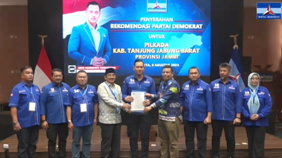 UAS-Katamso terima SK rekomendasi Demokrat maju di Pilbup Tanjab Barat 2024, Kamis (8/8)