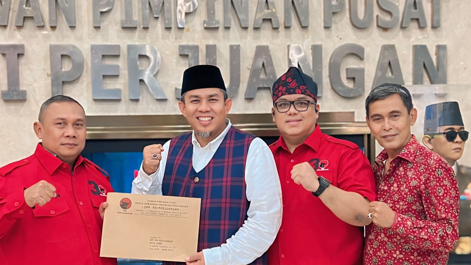 HAR-Guntur saat terima rekomendasi PDI Perjuangan maju di Pilwako Jambi 2024, Jumat (9/8)